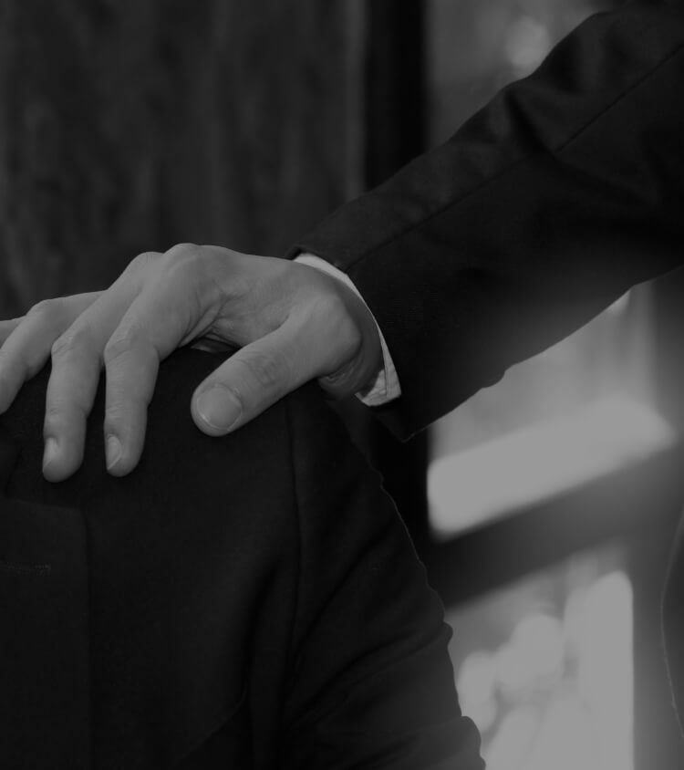 Image de la main d’un homme en signe de confiance sur l’épaule